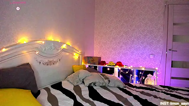 Snapshot of LillyMoure_ chatting on February 16, 2026, 10:40 pm LillyMoure online show from February 16, 2026, 10:40 pm