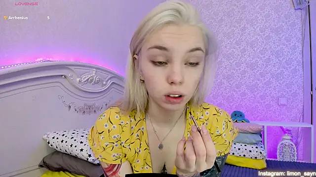 Snapshot of LillyMoure_ chatting on February 15, 2025, 12:15 am LillyMoure online show from February 15, 2025, 12:15 am