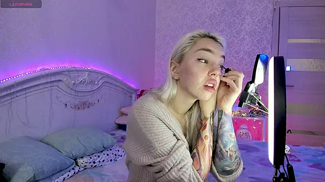 Snapshot of LillyMoure_ chatting on November 15, 2025, 11:20 pm LillyMoure online show from November 15, 2025, 11:20 pm