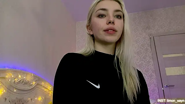 Snapshot of LillyMoure_ chatting on February 3, 2026, 6:22 am LillyMoure online show from February 3, 2026, 6:22 am