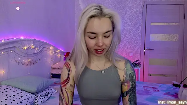 Snapshot of LillyMoure_ chatting on October 13, 2025, 12:23 am LillyMoure online show from October 13, 2025, 12:23 am