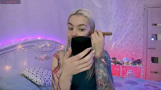 Snapshot of LillyMoure_ chatting on November 8, 2025, 2:26 am LillyMoure online show from November 8, 2025, 2:26 am