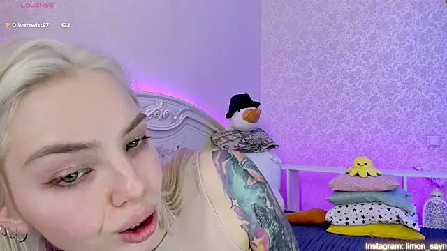 Snapshot of LillyMoure_ chatting on February 19, 2025, 4:34 am LillyMoure online show from February 19, 2025, 4:34 am