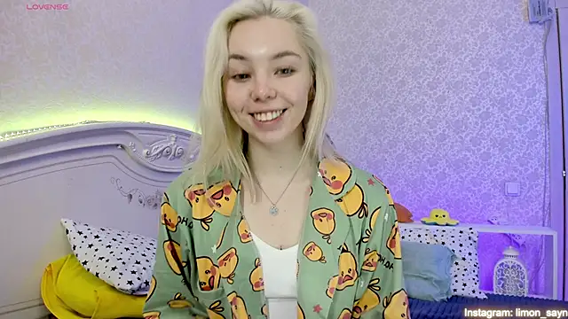 Snapshot of LillyMoure_ chatting on February 26, 2025, 11:52 pm LillyMoure online show from February 26, 2025, 11:52 pm
