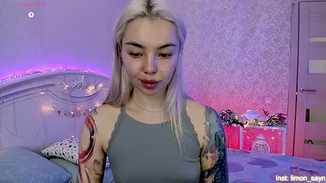 Snapshot of LillyMoure_ chatting on November 5, 2025, 11:19 pm LillyMoure online show from November 5, 2025, 11:19 pm