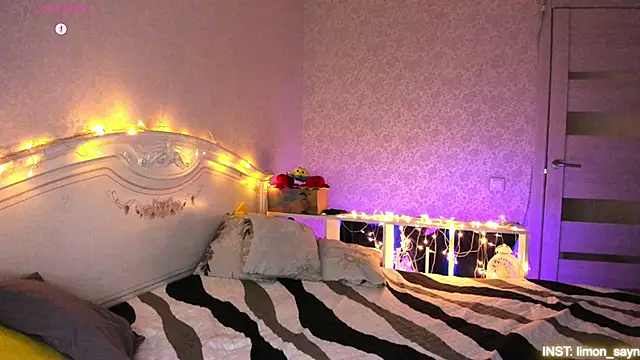 Snapshot of LillyMoure_ chatting on February 8, 2026, 10:29 pm LillyMoure online show from February 8, 2026, 10:29 pm