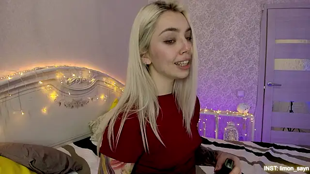 Snapshot of LillyMoure_ chatting on February 3, 2026, 2:53 am LillyMoure online show from February 3, 2026, 2:53 am