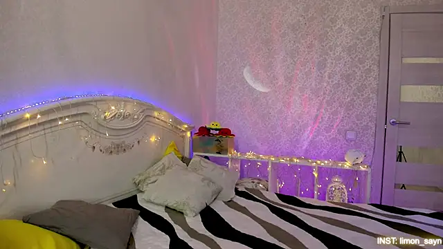 Snapshot of LillyMoure_ chatting on February 3, 2026, 10:59 pm LillyMoure online show from February 3, 2026, 10:59 pm