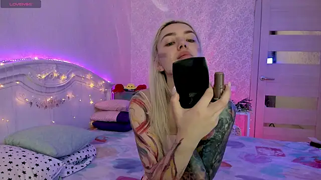 Snapshot of LillyMoure_ chatting on October 13, 2025, 11:27 pm LillyMoure online show from October 13, 2025, 11:27 pm