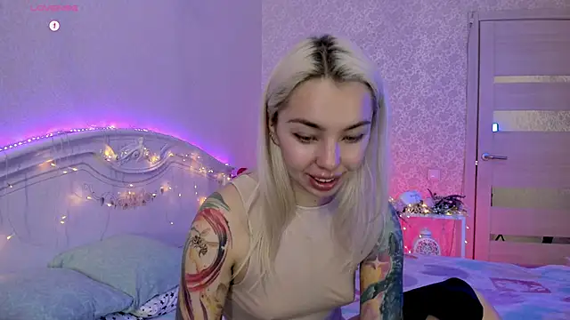 LillyMoure  online show from December 3, 2025, 11:36 pm