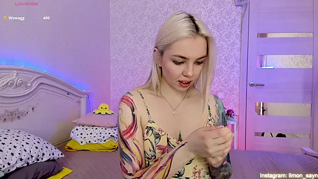Snapshot of LillyMoure_ chatting on March 19, 2025, 2:59 am LillyMoure online show from March 19, 2025, 2:59 am