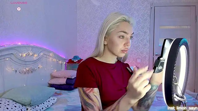 Snapshot of LillyMoure_ chatting on October 29, 2025, 11:25 pm LillyMoure online show from October 29, 2025, 11:25 pm