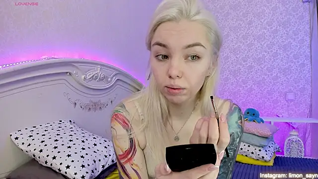 Snapshot of LillyMoure_ chatting on February 17, 2025, 12:00 am LillyMoure online show from February 17, 2025, 12:00 am