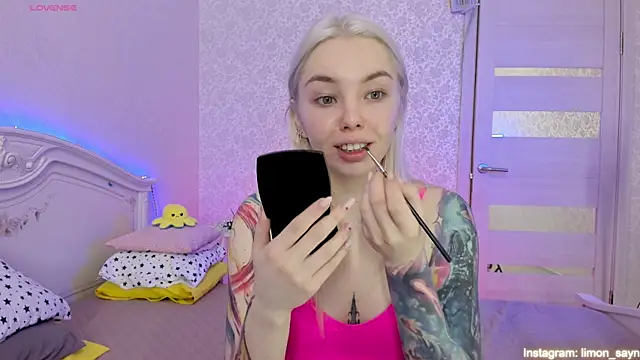 Snapshot of LillyMoure_ chatting on March 20, 2025, 11:45 pm LillyMoure online show from March 20, 2025, 11:45 pm