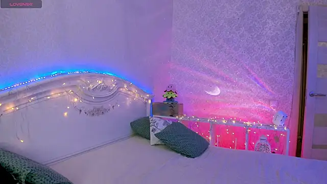 Snapshot of LillyMoure_ chatting on January 17, 2026, 11:30 pm LillyMoure online show from January 17, 2026, 11:30 pm