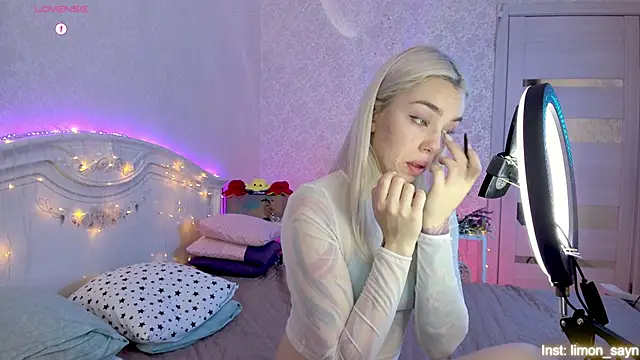 Snapshot of LillyMoure_ chatting on October 11, 2025, 11:39 pm LillyMoure online show from October 11, 2025, 11:39 pm