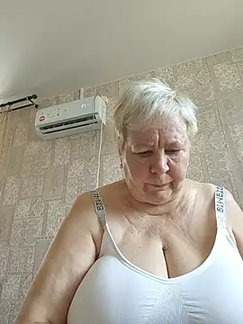 EffectFiona online show from June 17, 2026, 6:02 am