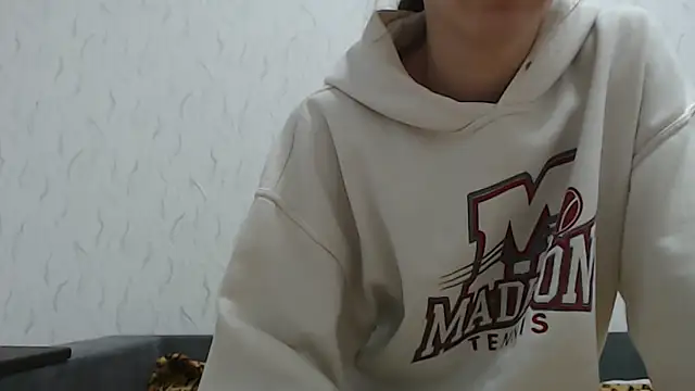 Snapshot of HoneyWiles chatting on January 14, 2026, 2:20 pm HoneyWiles online show from January 14, 2026, 2:20 pm