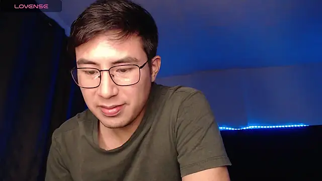 Snapshot of andrewmhilton_ chatting on July 1, 2026, 6:47 am andrewmhilton online show from July 1, 2026, 6:47 am