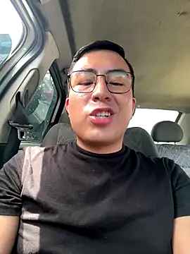 Snapshot of andrewmhilton_ chatting on October 15, 2025, 5:43 pm andrewmhilton online show from October 15, 2025, 5:43 pm