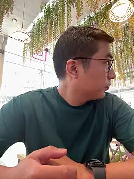 Snapshot of andrewmhilton_ chatting on October 29, 2025, 5:45 pm andrewmhilton online show from October 29, 2025, 5:45 pm