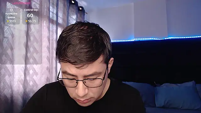 Snapshot of andrewmhilton_ chatting on May 4, 2026, 4:43 pm andrewmhilton online show from May 4, 2026, 4:43 pm