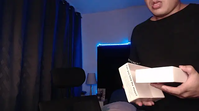 Snapshot of andrewmhilton_ chatting on May 12, 2026, 1:35 am andrewmhilton online show from May 12, 2026, 1:35 am