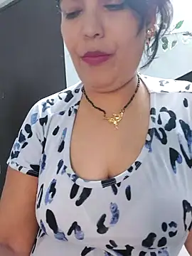 Snapshot of Poojabhabi101 chatting on November 6, 2025, 5:39 pm Poojabhabi101 online show from November 6, 2025, 5:39 pm