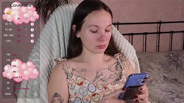 Snapshot of lil_luna_x chatting on April 24, 2026, 10:56 pm lil luna x online show from April 24, 2026, 10:56 pm