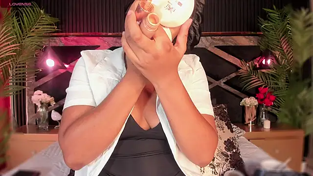 Snapshot of Aluna_sweet chatting on November 17, 2025, 8:24 pm Aluna sweet online show from November 17, 2025, 8:24 pm