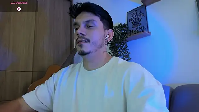Snapshot of alejandro_stark chatting on April 24, 2026, 10:12 pm alejandro stark online show from April 24, 2026, 10:12 pm