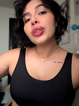 GigiiStone online show from October 10, 2025, 3:02 pm