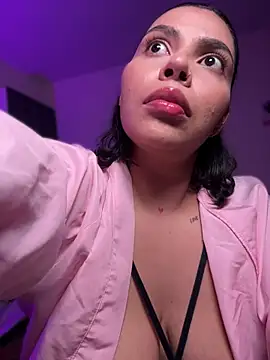 Snapshot of GigiiStone chatting on April 8, 2026, 11:17 pm GigiiStone online show from April 8, 2026, 11:17 pm