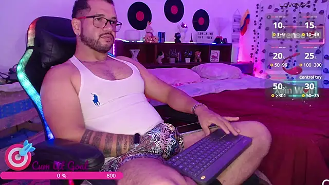 Snapshot of Xein_WoIf chatting on May 3, 2026, 3:44 am Xein WoIf online show from May 3, 2026, 3:44 am