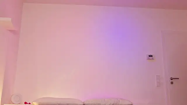 MonaLoreen online show from February 18, 2025, 6:59 am