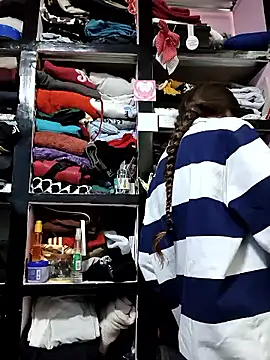 VickyJackson  online show from February 12, 2026, 5:56 pm