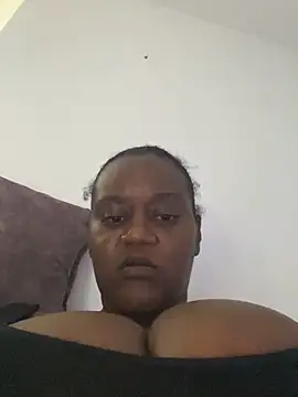 Snapshot of LiraRusso chatting on December 18, 2025, 11:52 pm LiraRusso online show from December 18, 2025, 11:52 pm