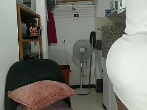 Snapshot of LiraRusso chatting on February 20, 2025, 12:19 am LiraRusso online show from February 20, 2025, 12:19 am