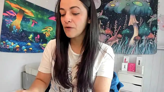 Snapshot of LovelyAzucena chatting on October 16, 2025, 2:14 pm LovelyAzucena online show from October 16, 2025, 2:14 pm