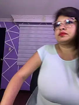 Snapshot of MiiaaJoness chatting on May 9, 2026, 4:49 am MiiaaJoness online show from May 9, 2026, 4:49 am