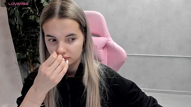 Snapshot of Donna_Evans chatting on March 18, 2025, 1:34 pm Donna Evans online show from March 18, 2025, 1:34 pm