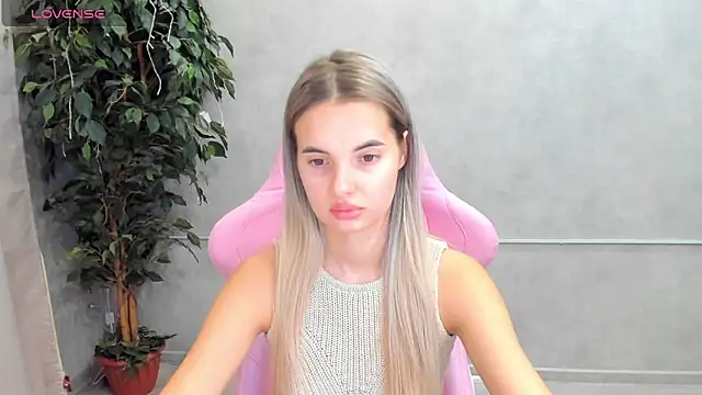 Snapshot of Donna_Evans chatting on March 10, 2025, 12:07 am Donna Evans online show from March 10, 2025, 12:07 am