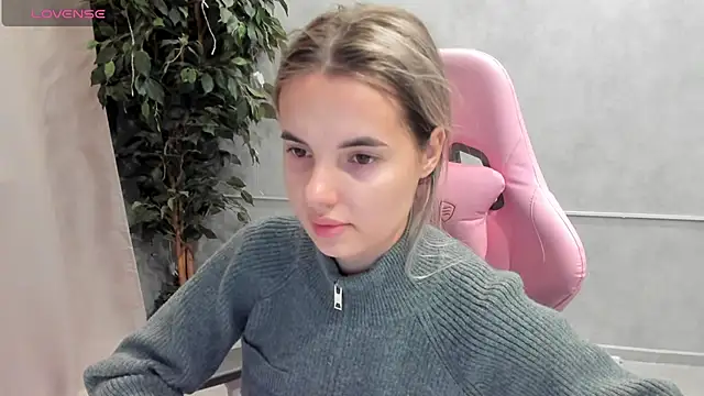 Snapshot of Donna_Evans chatting on March 6, 2025, 12:00 am Donna Evans online show from March 6, 2025, 12:00 am