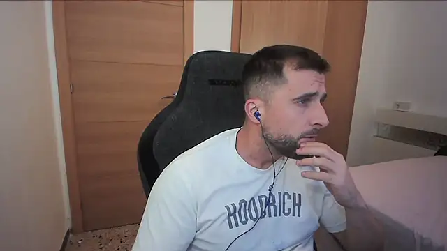 Snapshot of alex877x chatting on October 28, 2025, 10:52 pm alex877x online show from October 28, 2025, 10:52 pm