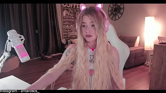 lil barbie girl online show from December 13, 2024, 3:32 pm