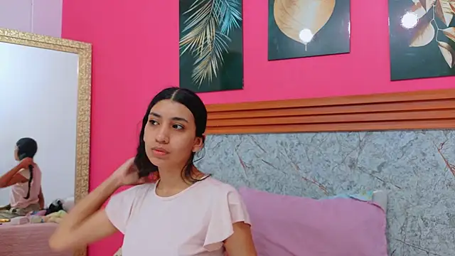 littlee emilyy  online show from March 25, 2026, 12:48 pm