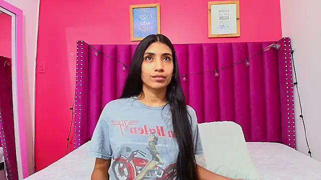 littlee emilyy  online show from January 22, 2025, 2:48 am