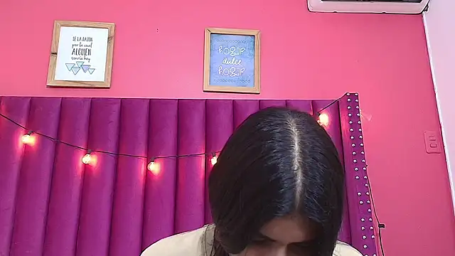 littlee emilyy  online show from January 23, 2025, 9:08 am