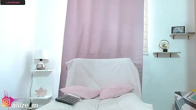 aliicee m online show from February 11, 2026, 6:41 pm