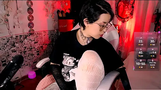 kitty roxy online show from September 17, 2025, 8:49 am